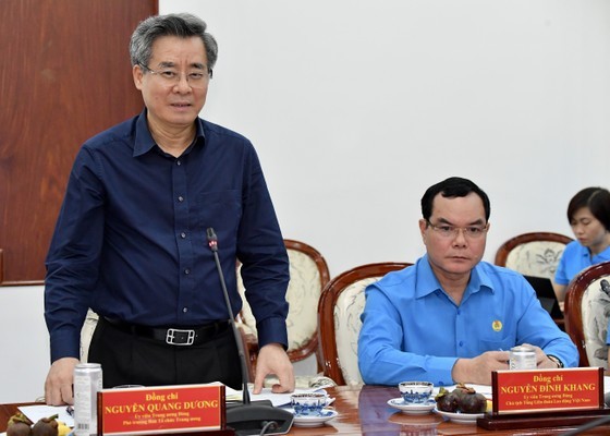 中央组织部副部长阮光阳(左)在会议上发言。(图:越勇)
