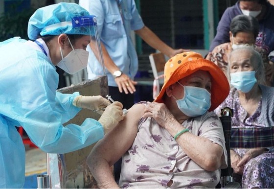 医护人员为高危人群接种加强针新冠疫苗。(图:HCDC)