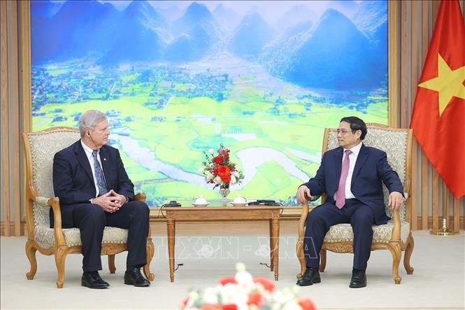 政府总理范明政(右)接见美国农业部长汤姆‧维尔萨克。(图:越通社)