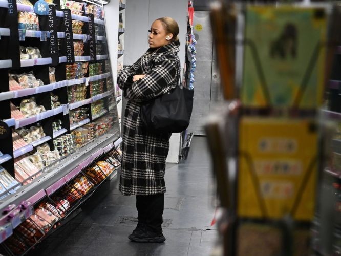 一名女性在便利店选购物品。(示意图:WSJ)