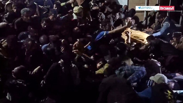 地时间19日傍晚,也门首都萨那发生踩踏事件,造成至少79人死亡,涉事商人被逮捕。(图:视频截图)