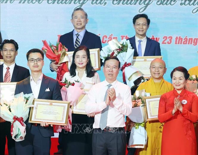 国家主席武文赏(前中)向热心人士颁发感谢证书。(图:越通社)