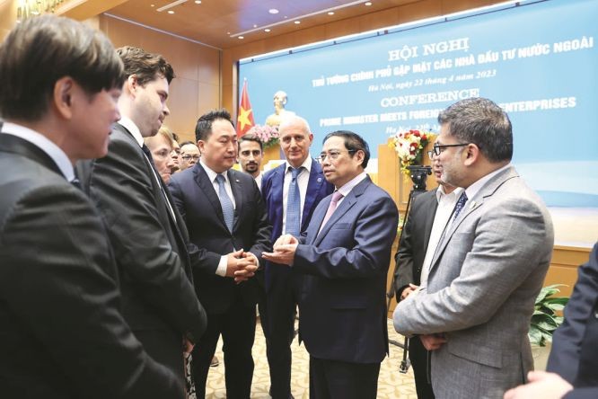 政府总理范明政与各外国投资商交谈。(图:越通社)