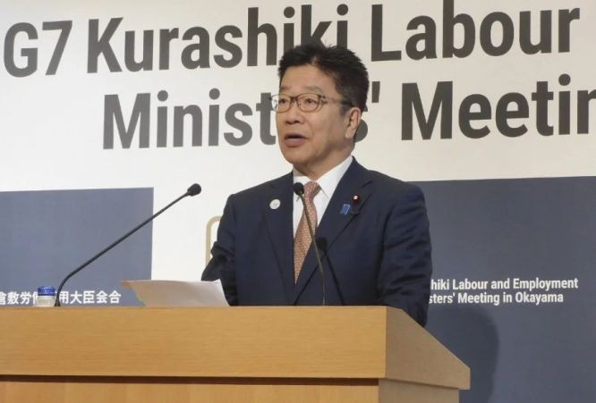 七国集团(G7)劳动就业部长会议23日在日本冈山县仓敷市闭幕,日本卫生部长加藤胜伸在新闻发布会上发表讲话。(图:AFP)