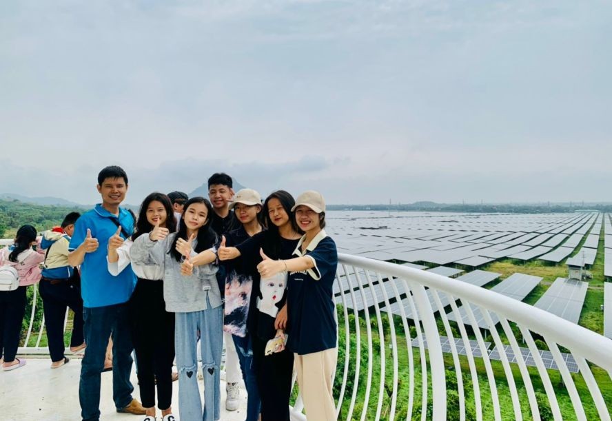 游客参观安好太阳能发电厂，洁净能源科技的示范园。