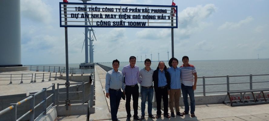 黎俊英总经理（右二）不畏辛苦進行实地考察。