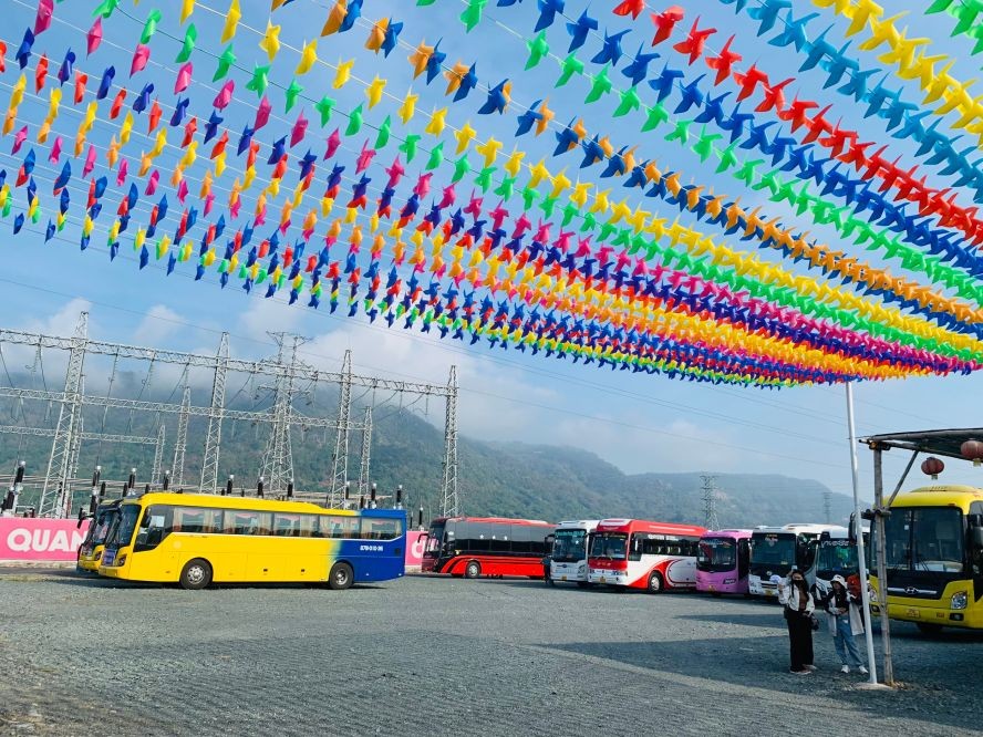 安好太阳能发电厂吸引大量游客观光。