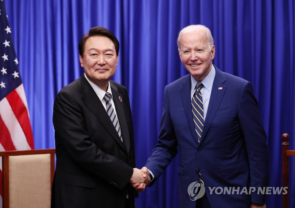 当地时间2022年11月13日,在柬埔寨金边一酒店,韩国总统尹锡悦(左)和美国总统拜登举行首脑会谈。图为两国领导人握手。(图:韩联社)