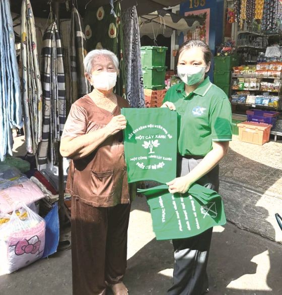 各坊妇联会向居民、街市商贩赠送环保袋。