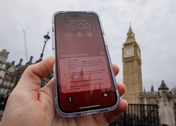 英国民众收到由政府发出的测试警报。（图：互联网）