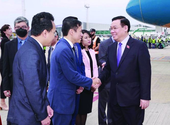 国会主席王廷惠抵达布宜诺赛勒斯埃塞萨国际机场。(图:越通社)