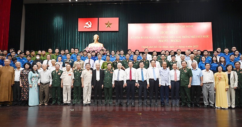 市委书记阮文年与出席代表合影。(图:市党部新闻网)