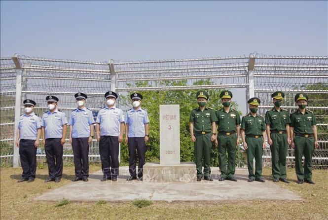 双方在3号边境石碑处合影。（图：越通社）
