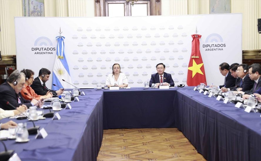 国会主席王廷惠在会谈上发表。(图:越通社)