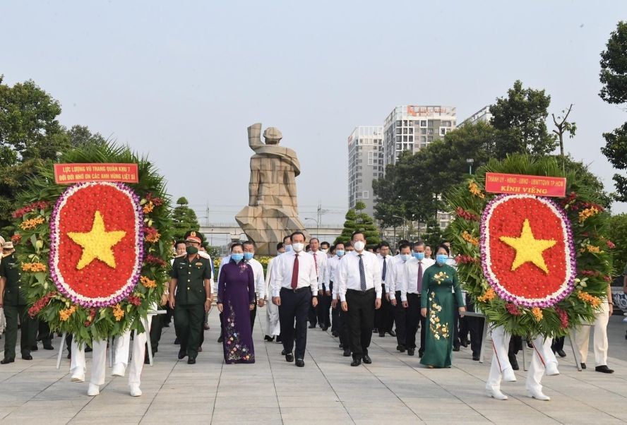 市委书记阮文年率领本市代表团晋谒市烈士陵园。