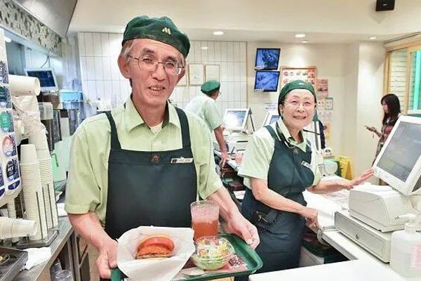 日本是全球人口老龄化最严重的国家,65岁以上人口比例达到了27%。(图:Getty Images)