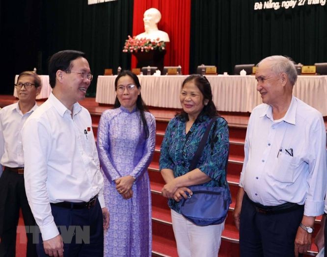 国家主席武文赏(前左)与岘港市选民交流。(图:越通社)