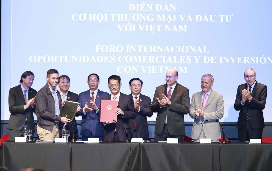 越南国会主席王廷惠见证两国合作协定文本交换仪式。(图:越通社)