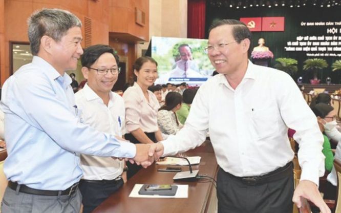 市人委会主席潘文迈与各代表交谈。