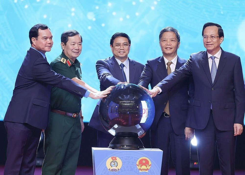 政府总理范明政与各代表参加启动行动月仪式。（图：越通社）