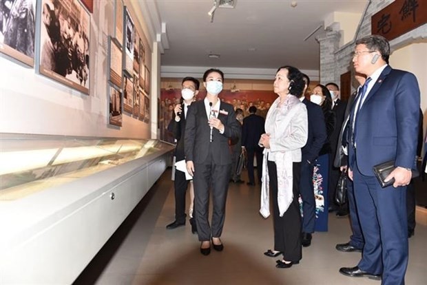 越南共产党代表团参观红岩革命历史博物馆。(图:越通社)