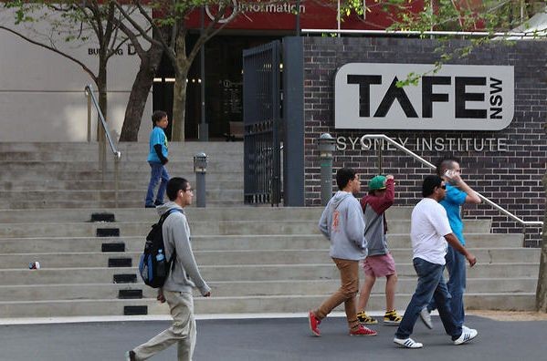 澳洲的TAFE职业技术学校学费比大学便宜很多，课程也相对简单，学习这些课程的留学生会有更多业余时间去打工赚钱。（图：AAP）