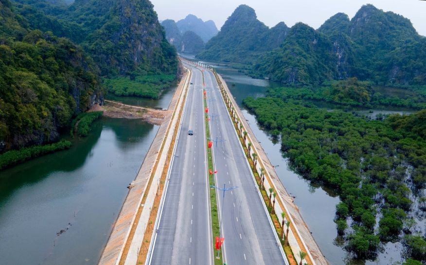 这是位于广宁省的最美环海路线。(图:VNN)