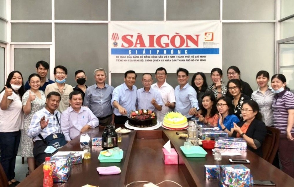 本报编辑同仁欢聚一堂庆诞生。