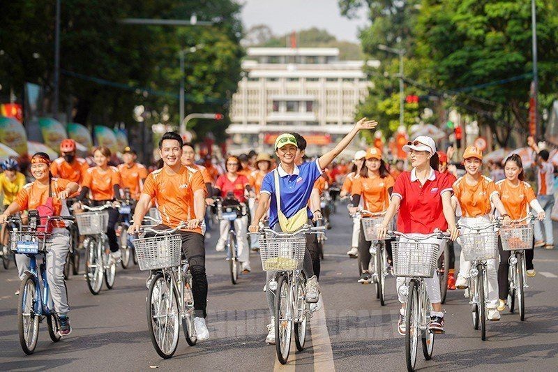 庆祝南方解放 48 周年游行活动