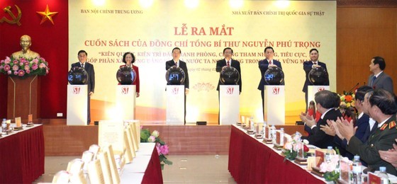 党中央总书记阮富仲的“坚决、坚持斗争防打贪腐，为建设党与国家日益廉洁、坚强作出贡献”书籍发布仪式。