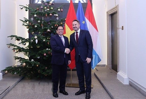 政府总理范明政(左)与卢森堡王国首相格札维埃‧贝泰尔。(图:越通社)