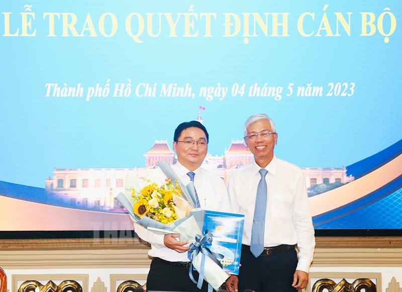 阮陈平(左)同志出任第十一郡人委会主席。(图:市党部新闻网)