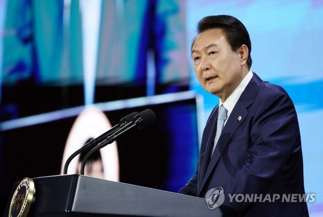 5月3日,在仁川松岛国际会展中心,亚洲开发银行(ADB)理事会第56届年会举行。图为韩国总统尹锡悦致词。(图:韩联社)