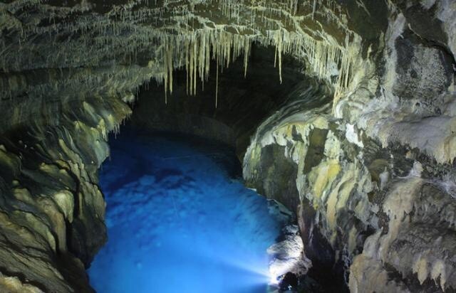 “万丈窟”中央美丽的湖泊。