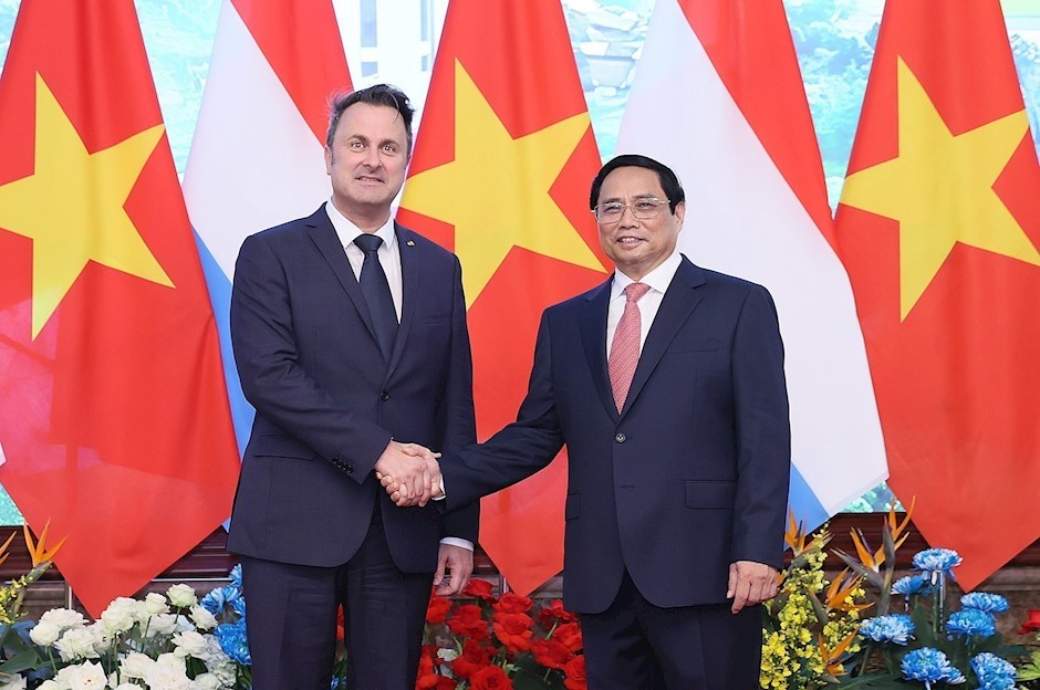 政府总理范明政(右)与卢森堡大公国首相格扎维埃·贝泰尔。(图:越通社)