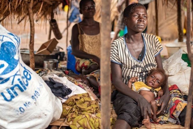 刚果民主共和国坦噶尼喀省的一名妇女与她严重营养不良的孩子。(图:UNICEF)