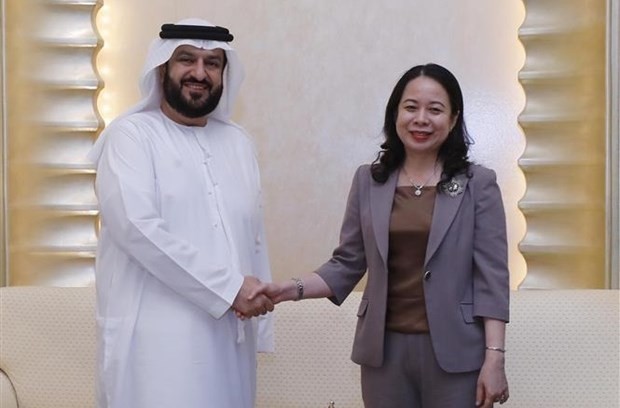 越南国家副主席武氏映春(右)会见阿联酋通社社长拉伊斯。(图:越通社)