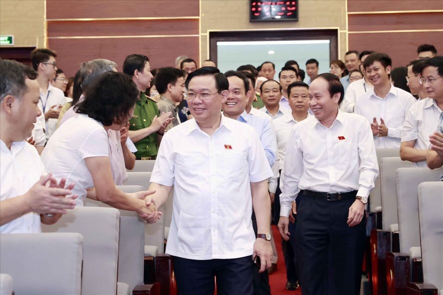 国会主席王廷惠与海防市吴权郡选民握手致意。（图：越通社）