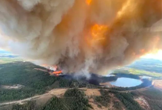反常的炎热干燥多风天气导致加拿大西部山火爆发。(图:Global News)