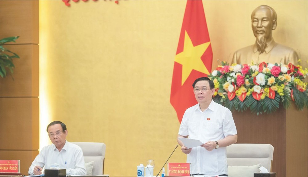国会主席王廷惠和市委书记阮文年共同主持会议。