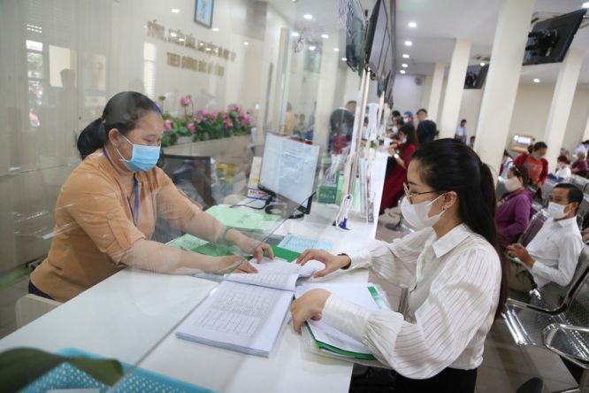 平新郡干部正在为当地民众處理行政手续。(图:黄江)