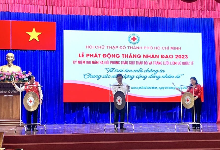 各领导为“人道月”举行发起仪式”。