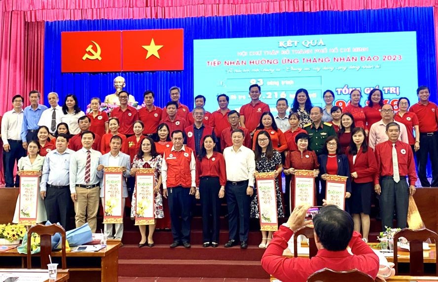 各领导、各部门代表、赞助商与各红十字会干部、成员留影。