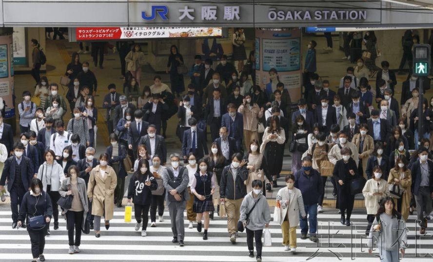 图为5月8日上午在大阪梅田过马路的行人。(图:共同社)
