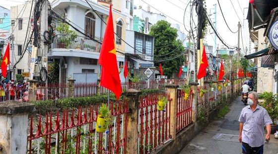 富润郡第四坊铁路沿线旗帜、鲜花绚丽多彩。