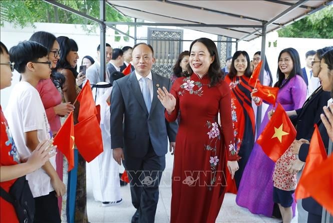 国家副主席武氏映春看望越南驻卡塔尔大使馆。（图：越通社）