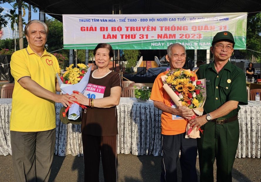组委会还2名年纪最大的老人赠送鲜花。