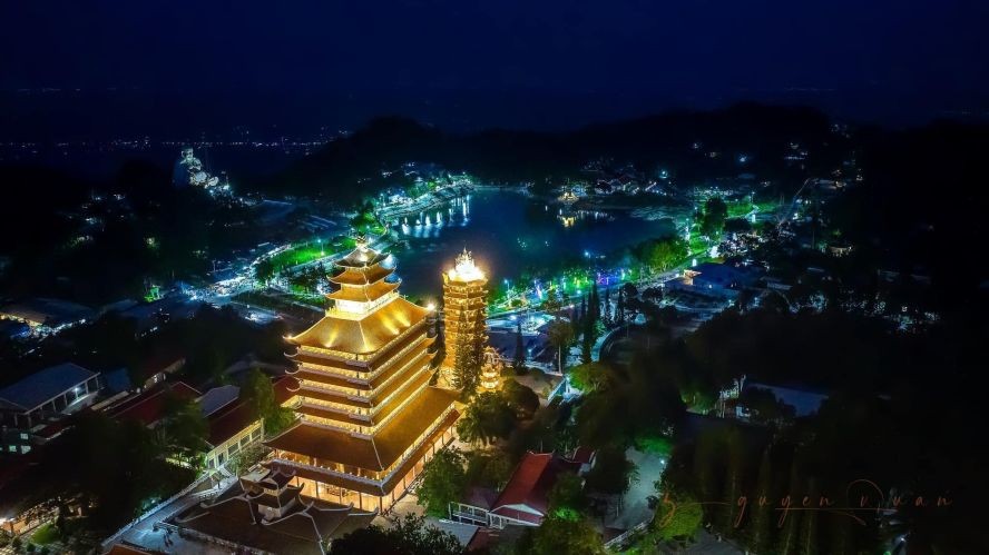 夜幕下灯光璀璨的禁山山顶。