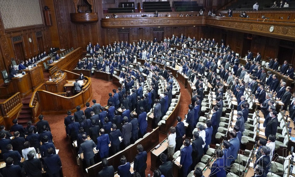 5月9日下午,日本众院全体会议凭借执政党等多数赞成表决通过了《出入境管理及难民认定法》。(图:共同社)