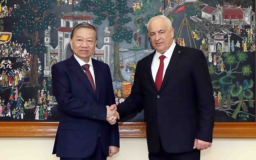 公安部长苏霖（左）与巴勒斯坦内政部长齐亚德少将。（图：越通社）